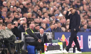 Từ 'canh bạc' của giới chủ, HLV Chelsea hóa trò hề trên mạng