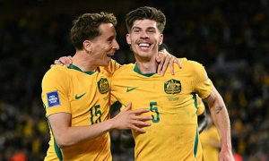 Úc thắng kịch tính Cameroon sau sai lầm trên chấm 11m