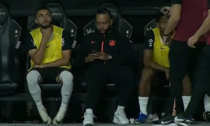 Memphis Depay nguy cơ bị treo giò 6 trận vì dùng điện thoại