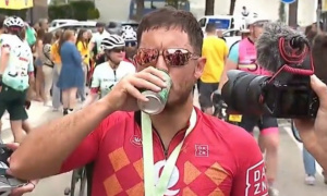 Eden Hazard gây sốt khi uống bia ngay sau khi đạp xe 167km