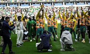 Fan phát cuồng khi Senegal rước cúp AFCON dù bị tước