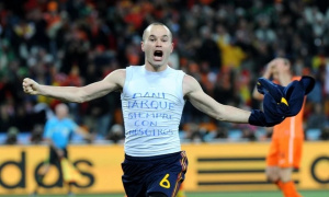 Cởi áo ăn mừng và bản ngã hoang dại của bóng đá