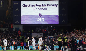 Ngoại hạng Anh giữ VAR bất chấp 75% CĐV đòi xóa sổ