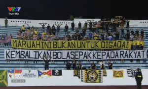 CĐV Malaysia giăng băng rôn chỉ trích FAM tại Thiên Trường