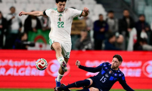 Federico Valverde bất lực nhìn Uruguay bị Algeria cầm chân