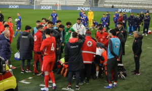 HLV U21 Thổ Nhĩ Kỳ ngã đập đầu bất tỉnh ngay trên sân