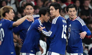 Thắng tuyển Anh, CĐV Nhật Bản lại 'ghi bàn' trên khán đài