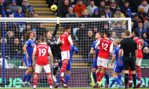 Chi tiết luật cản trở thủ môn: Khi nào bàn thắng bị từ chối?