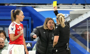 Cầu thủ Arsenal phạm lỗi, HLV Chelsea lại bị đuổi