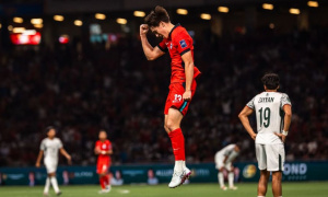 Trở về từ châu Âu, sao trẻ hóa người hùng Singapore