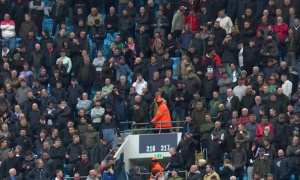 CĐV Liverpool lũ lượt bỏ về sau loạt bàn thua trước Man City