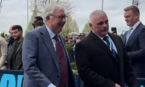 Sir Alex gây bất ngờ khi đến sân Etihad xem tứ kết FA Cup