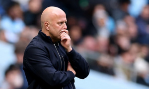 John Barnes khuyên Liverpool không nên sa thải Arne Slot