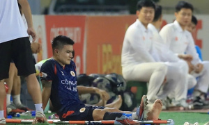 Quang Hải rời sân bằng cáng, vợ lo lắng trên khán đài