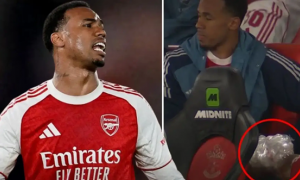 Hình ảnh Gabriel bó gối khiến CĐV Arsenal nín thở