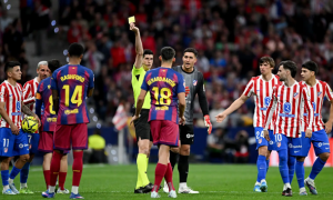 VAR giúp Gerard Martin thoát thẻ đỏ trước Atletico