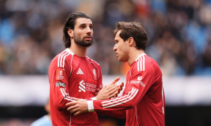 Bất lợi bủa vây Liverpool trong cuộc đua top 4 với MU