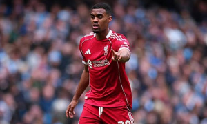 Lỗ hổng Gravenberch khiến hàng thủ Liverpool bị phơi bày