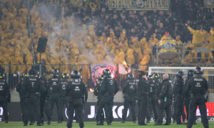 Ultras đốt cờ và ném pháo sáng làm loạn Bundesliga 2