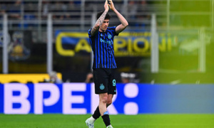 Inter thắng Roma 5-2, fan San Siro tri ân Bastoni
