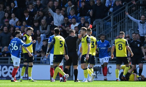 Cổ động viên Portsmouth ném chai lọ vào trọng tài vì thẻ đỏ