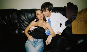 Con trai David Beckham bảo vệ bạn gái hơn 9 tuổi