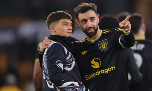 Bruno Fernandes dìu dắt lứa trẻ Man Utd tại Carrington