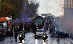 Fan khỏa thân náo loạn buổi đón xe bus của Real Madrid