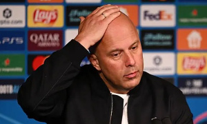 Paul Robinson chỉ trích Arne Slot vì biến Liverpool thành xe buýt