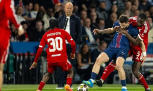 Canh bạc hậu vệ cánh của Arne Slot khiến Liverpool trả giá