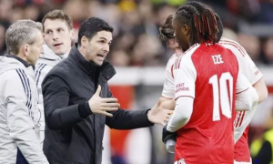 Arsenal chạm tay vào vương miện hay sự sụp đổ kinh điển?