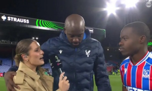 Hành động của Mateta với nữ phóng viên gây bão mạng