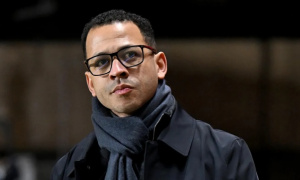 Fan Chelsea cầu xin Rosenior 'buông' trận gặp Man City vì 'đại cục'