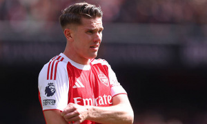 Chê mặt sân khô, Gyokeres bị gọi là ngớ ngẩn