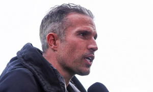 Robin van Persie nổi điên vì trọng tài bẻ còi VAR vụ thẻ đỏ