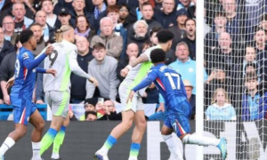 Hạ Chelsea 3-0, Man City phả hơi nóng vào Arsenal