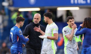 Gary Neville nhắn Arsenal đừng sợ Man City