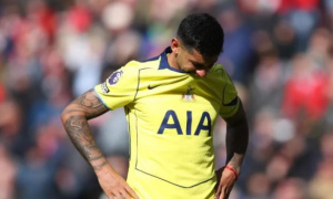 Ben Foster chỉ trích Romero bật khóc khi Spurs lâm nguy