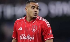 Tiết kiệm với Senesi hay bạo chi vì Murillo là thế khó của MU