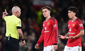 Neville chê hàng tiền vệ MU chơi như những người xa lạ