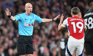 Fan Arsenal phẫn nộ với trọng tài bắt chính trận Man City