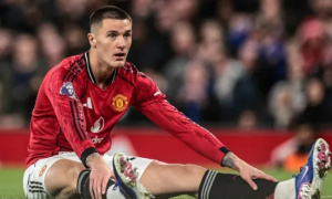 Van der Sar chỉ ra sai lầm của Carrick trong trận thua Leeds