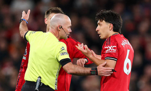 Trò hề từ trọng tài đẩy hàng thủ Man Utd vào cơn bĩ cực