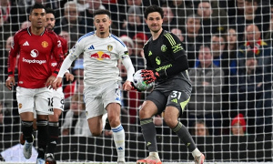 Bất chấp điểm yếu chơi chân Lammens vẫn là số một tại MU