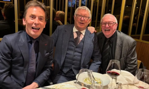 Sir Alex Ferguson đãi khách VIP trong ngày MU thất thủ trước Leeds