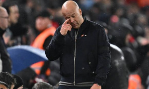 Bị PSG loại, Arne Slot tố Liverpool bị xử ép