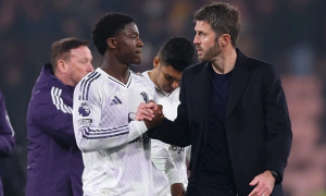 Van der Sar khẳng định Carrick không thể thiếu Kobbie Mainoo