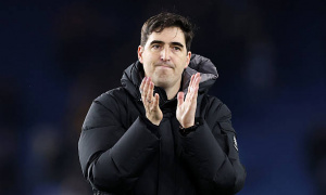 Man Utd ngó lơ Iraola, Fabrizio Romano báo tin vui cho Carrick