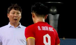 Rời sân phút 41, Đình Bắc khiến HLV Kim Sang-sik nhăn mặt