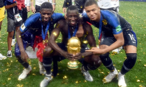 Benjamin Mendy bán đấu giá cúp vô địch World Cup vì vỡ nợ
